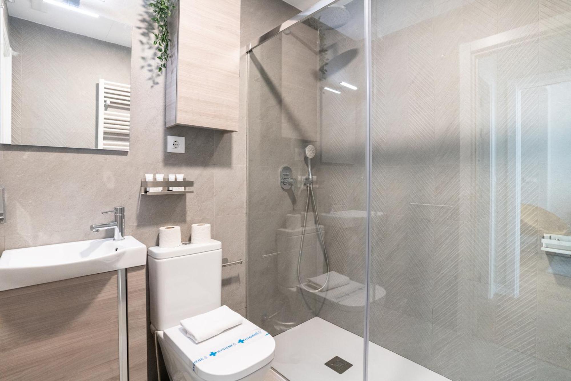 Bright And Airy 2 Bedroom Apartment In Madrid Buitenkant foto